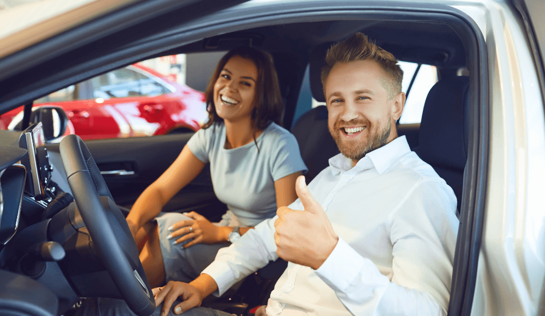 Casal feliz comprando carro usado barato